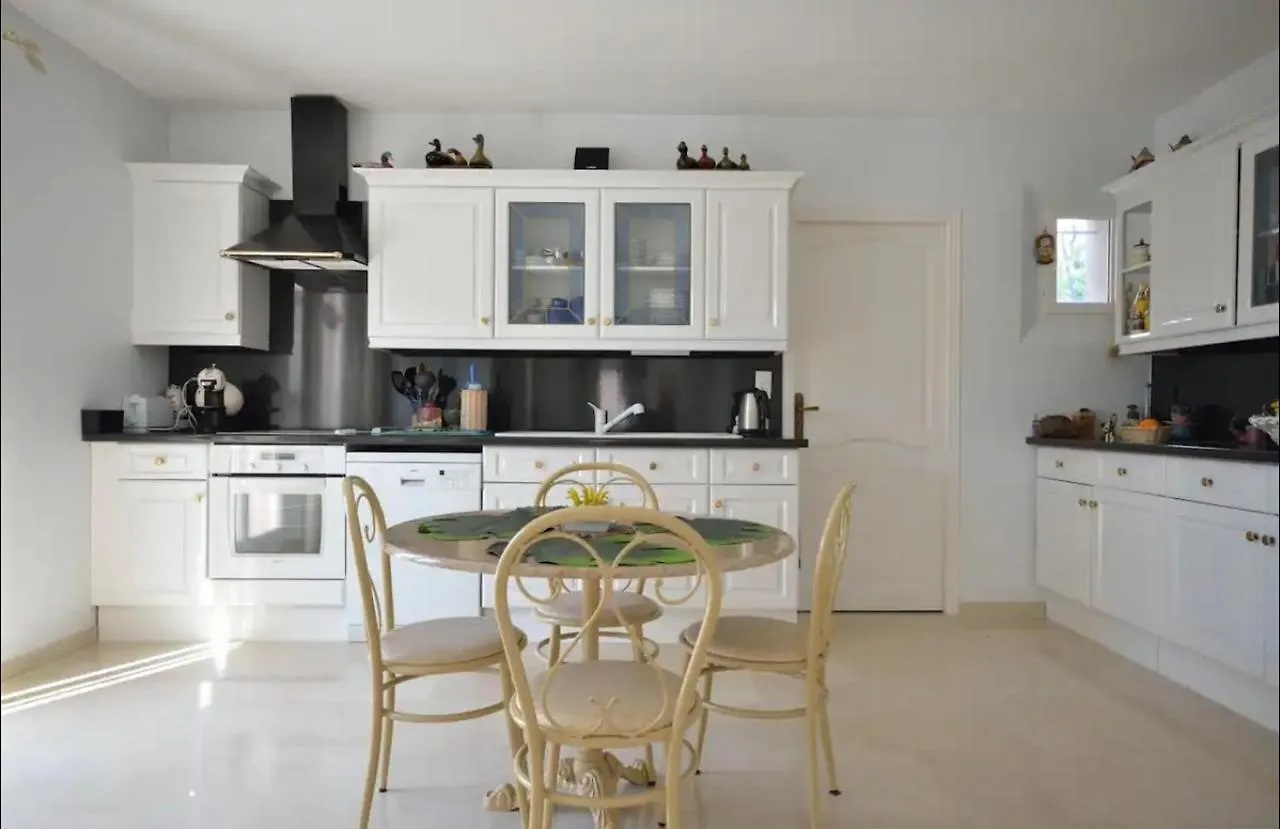 L'Hacienda, Haut De Villa , Une Chambre Avec Salle De Bain Et Toilettes Wc Privative Fréjus Maison d'hôtes