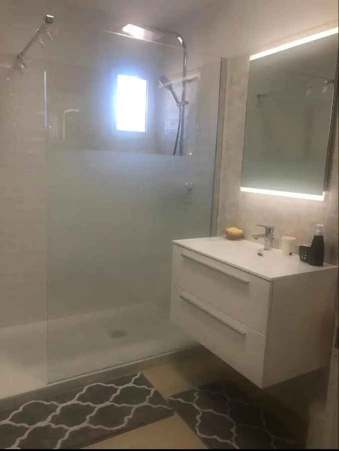 L'Hacienda, Haut De Villa , Une Chambre Avec Salle De Bain Et Toilettes Wc Privative Fréjus